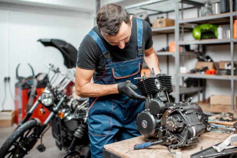 homme qui démonte un moteur