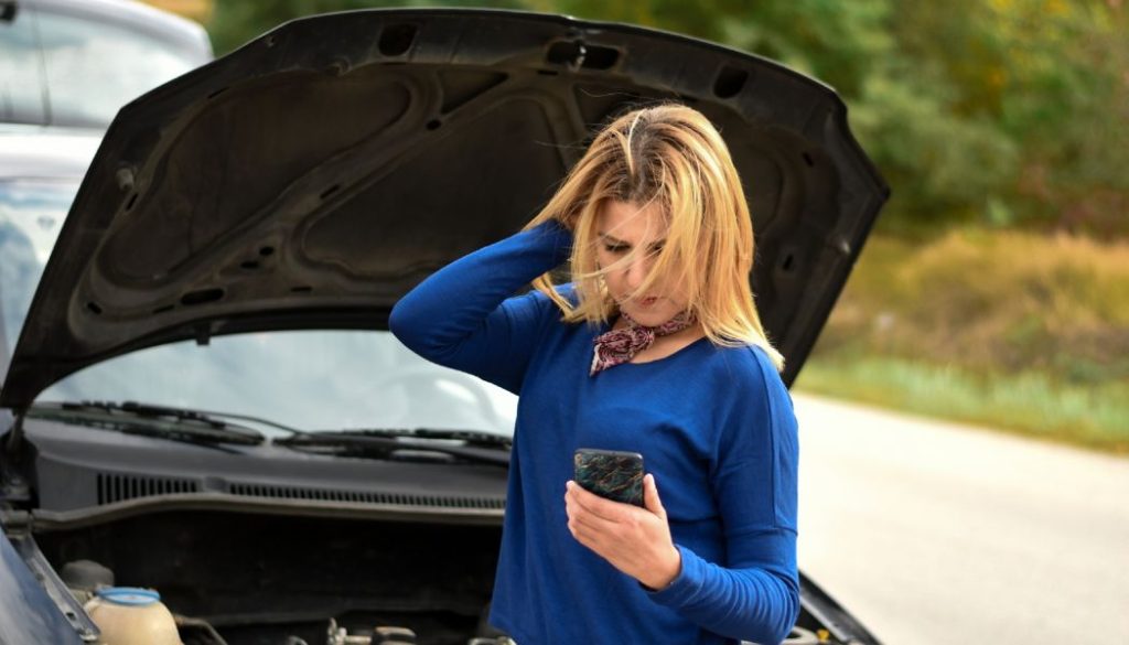 femme devant voiture
