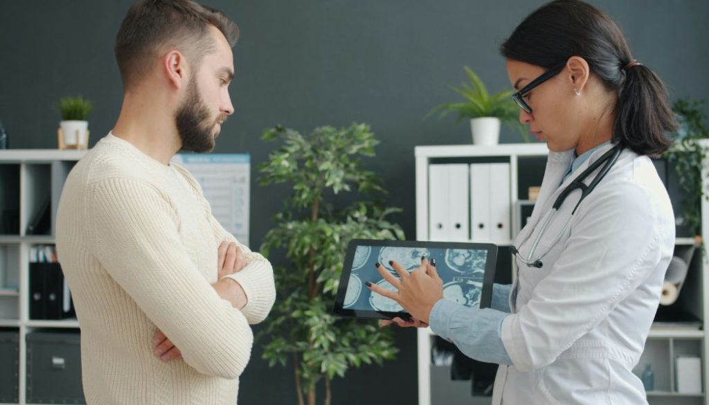 homme et femme médecin