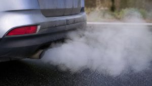 fumée blanche voiture