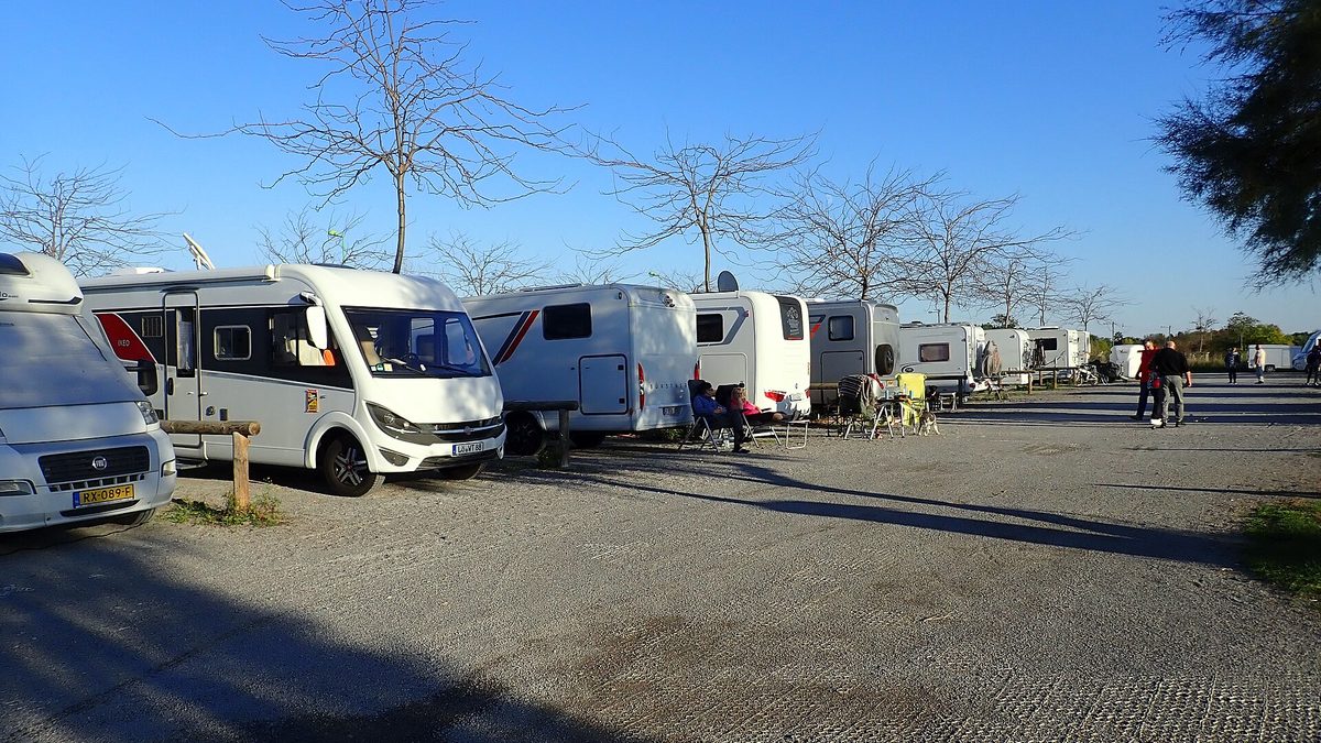 Camping-cars et caravanes stationnés sur une aire d'accueil